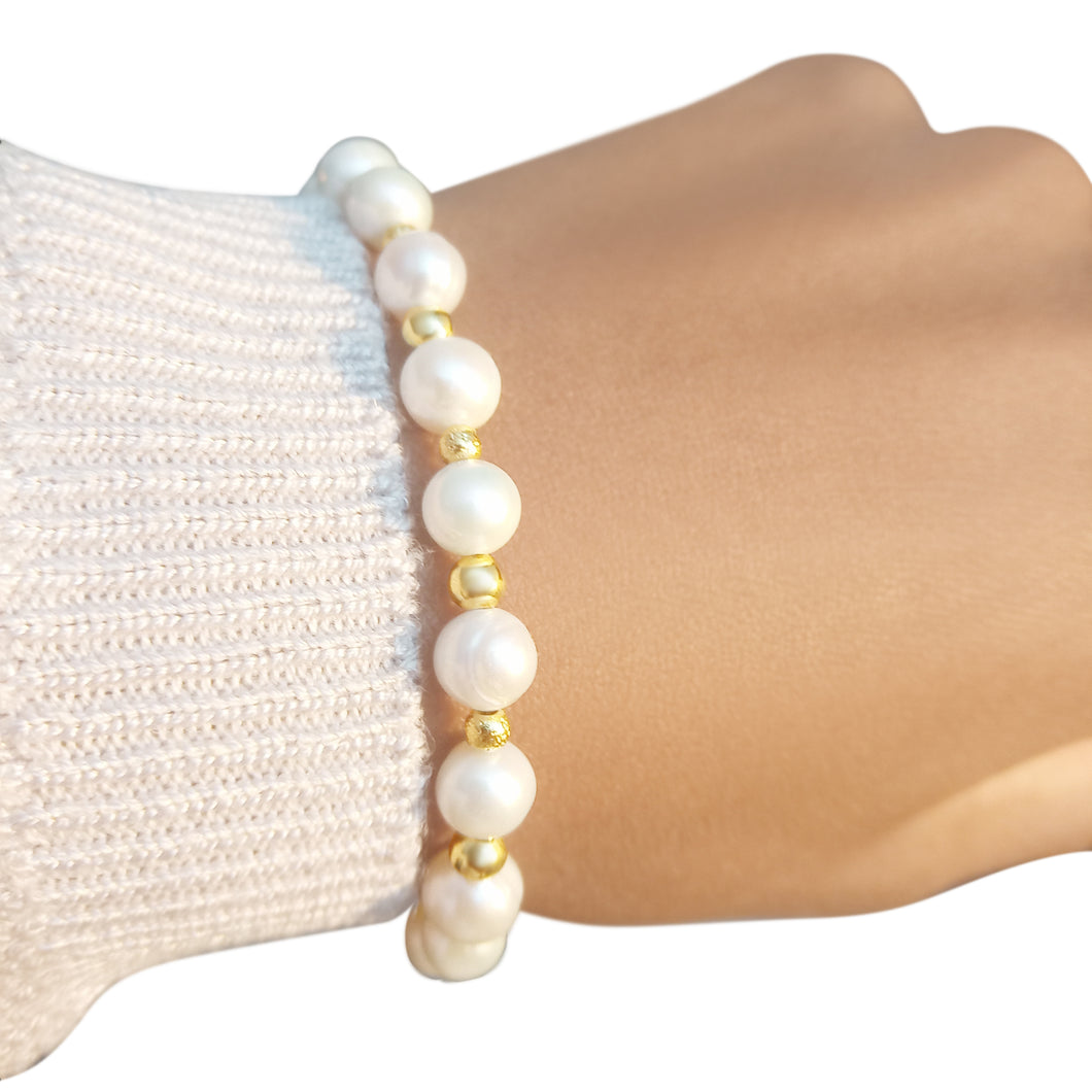 Amelia natural pearls and gold bracelet by Marie france Design