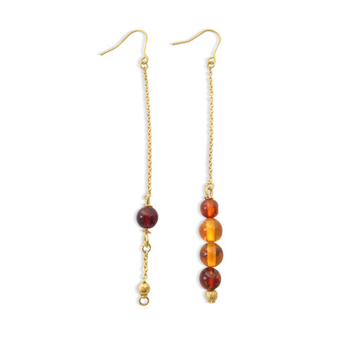 Boucles d'oreilles gouttelettes d'ambre avec mini chaîne en or plaqué 18K par Marie France Design
